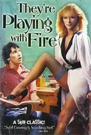 《他们是在玩火》：失控的欲望与荒诞的爱情，一场关于自我毁灭的黑色幽默盛宴！
